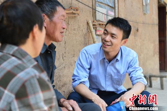周光钰了解胡天林夫妇近况。钟欣 摄