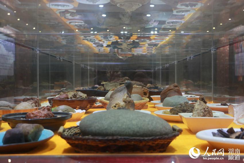 “108道菜”吸引各地游客 郴州惊现满汉全席石头宴