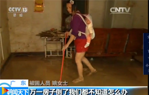 被救婴儿回到了母亲的怀抱