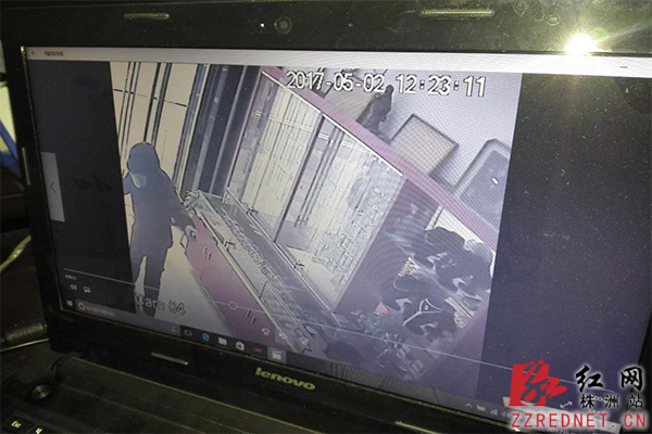 金店内监控摄像拍下犯罪嫌疑人抢劫时的情况.