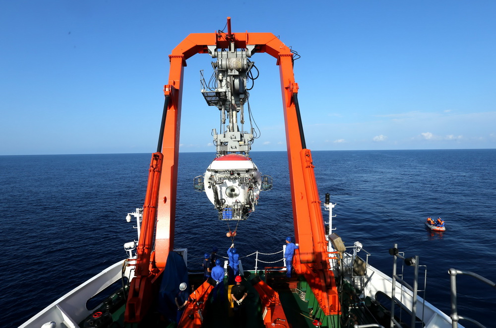 5月10日，“蛟龙”号载人潜水器布放入水，进行今年南海最后一潜。