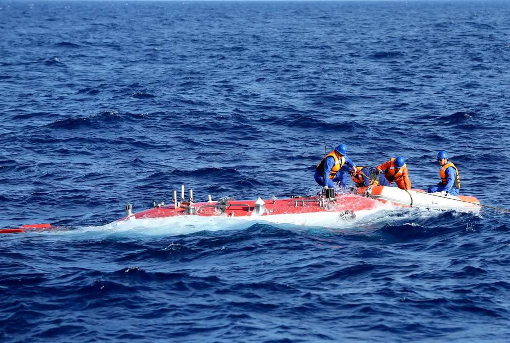 5月10日，“蛙人”系缆，“蛟龙”号完成下潜准备回到“向阳红09”科学考察船上。