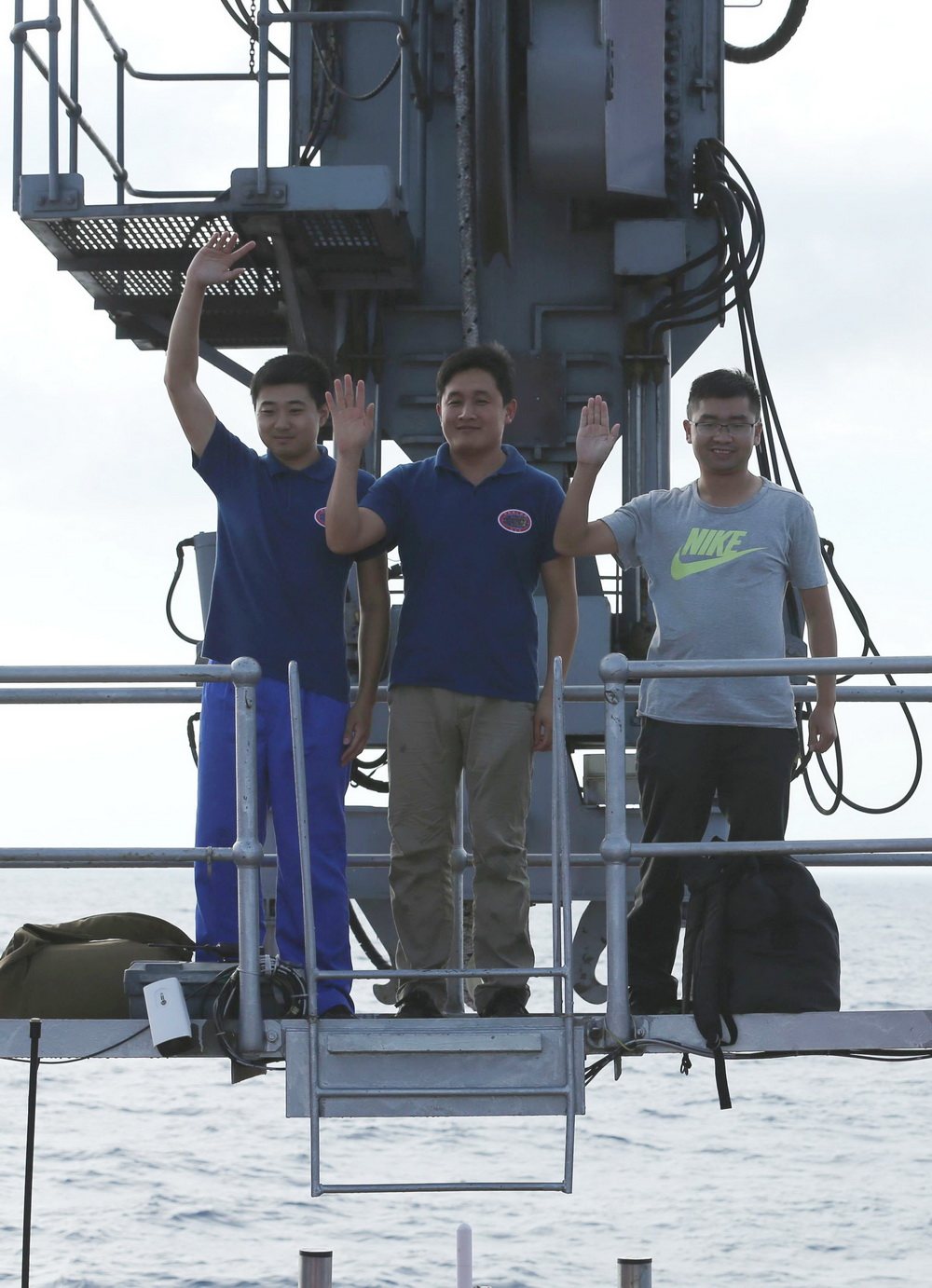 5月10日，科学家鹿博、主驾驶员齐海滨（中）和副驾驶员陈云赛（右）下潜归来。
