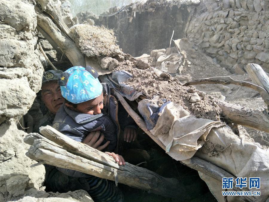 解放军官兵从废墟中救出一名塔吉克族儿童