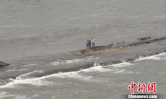 重庆3人赴河边玩耍河水猛涨身陷河中央