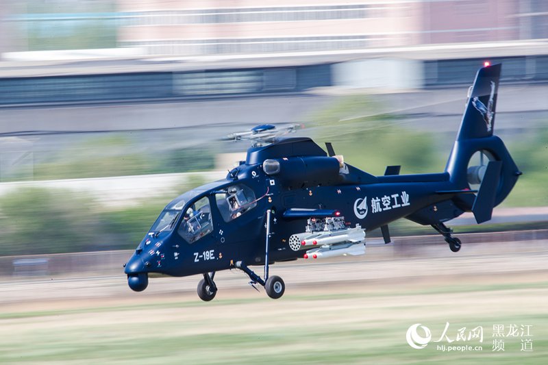 国产直-19E直升机在哈尔滨首飞成功