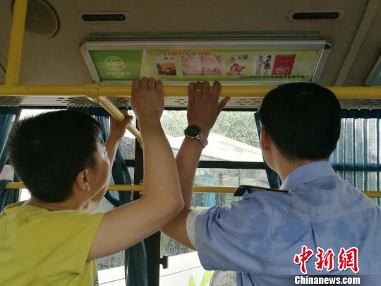 西安公交贴“70、80回忆”宣传画唤醒乘客时代记忆
