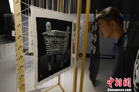 3D立体的湘绣作品亮相展示周。杨华峰摄