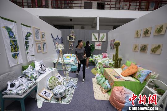 毕业生设计的各种布艺产品。杨华峰摄
