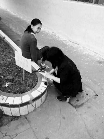 河南一老师为学生补鞋照走红网络网友：像妈妈
