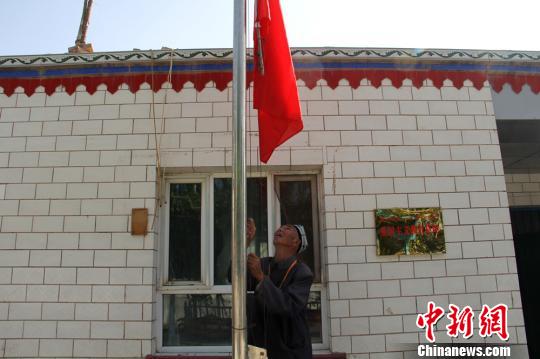 新疆77岁护边员：26年用旧78面国旗嘱托孙女接力（组图）