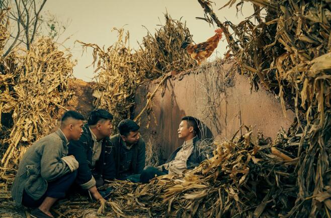 浩哥与兄弟们躲在土墙内对话.jpg