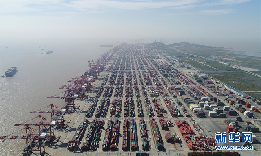 这是航拍的上海洋山港集装箱码头（4月23日摄）。