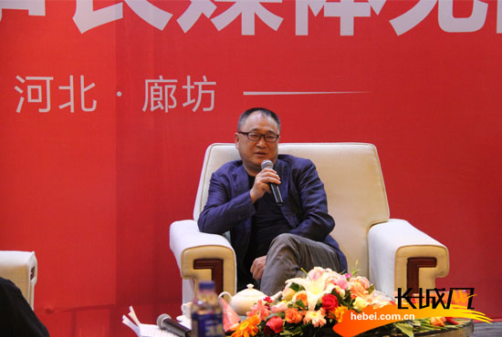 中南传媒董事长龚曙光回答记者提问。长城网 尹智 摄