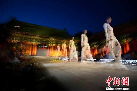 黔西南非遗服饰秀亮相恭王府中国手工坊建纹样数据库