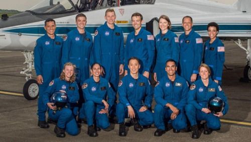 此次入选的12名宇航员中有7名男性，5名女性。