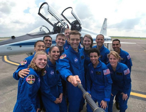 12名新入选的宇航员自拍。