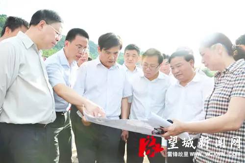 ▲中国铁路总公司党组成员、副总经理黄民(左三)正在了解渝长厦铁路的线路走向。
