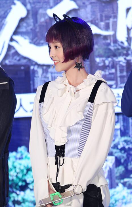 3 何花樱霓装扮鬼马可爱(1).jpg