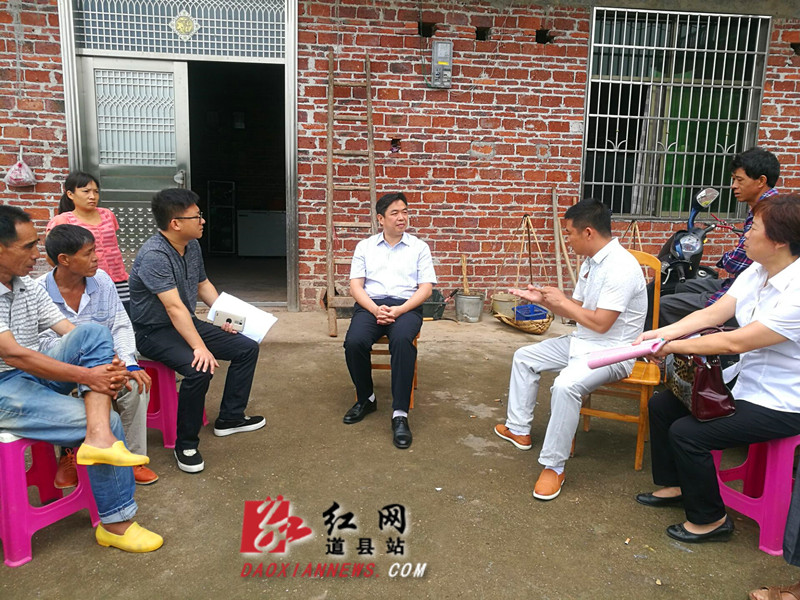 6月15日,道县县委副书记,县长李天明(中)在道县上关街道贫困村车岗