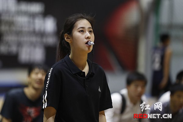 来舔屏!中国最美篮球女裁判的美照在这里(图)