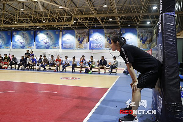 来舔屏!中国最美篮球女裁判的美照在这里(图)