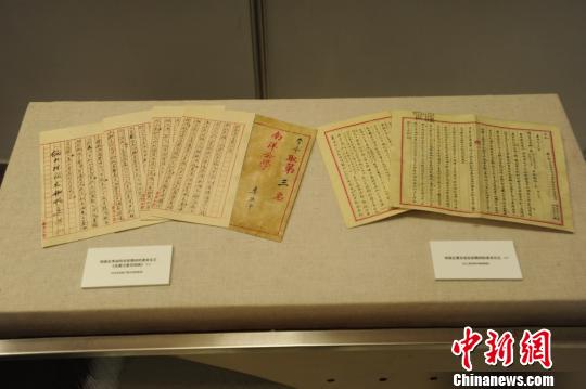 上海交大展出120余年校史中“学霸”试卷、笔记等档案