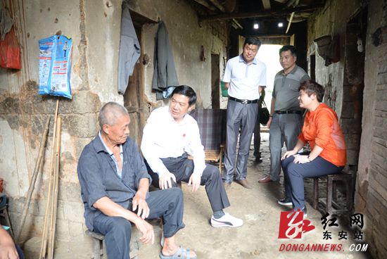 冯德校：脱贫路上不能让一位“老乡”掉队