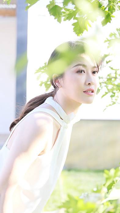 周丽淇初夏写真大片曝光 融合光影演绎自然风尚
