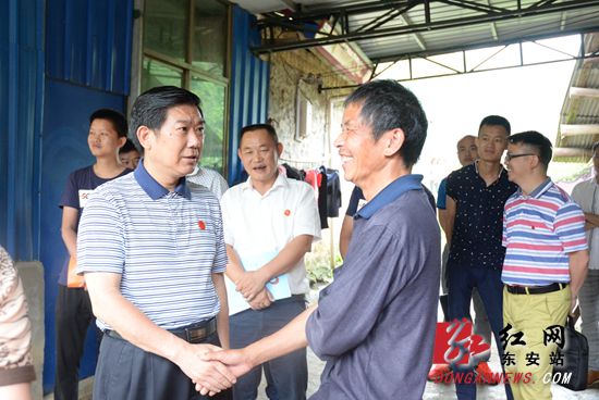 冯德校：让贫困户笑容挂在脸上 幸福甜在心里