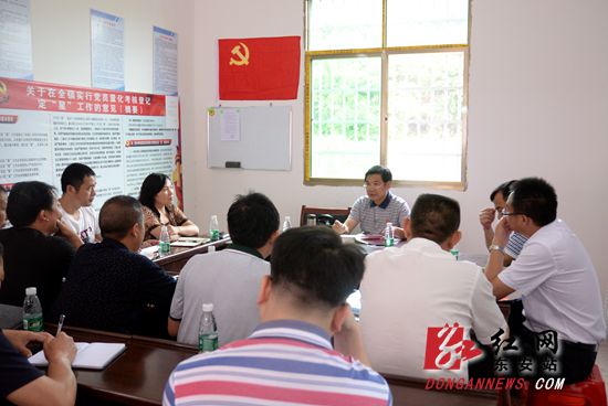 冯德校：让贫困户笑容挂在脸上 幸福甜在心里