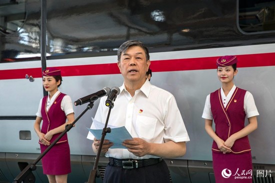 中国铁路总公司党组书记、总经理陆东福代表铁路总公司党组宣布命名决定。（人民网记者 史家民 摄）