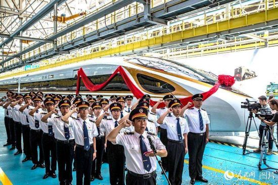 全国优秀共产党员、毛泽东号机车司机长刘钰峰带领机车乘务员代表集体宣誓。（人民网记者 史家民 摄）