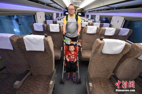 CR400AF型“复兴号”列车的二等座车厢。 中新社记者 侯宇 摄