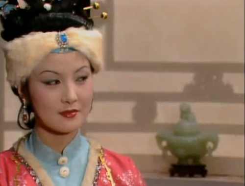 邓婕扮演的王熙凤形象深入人身。图片来源：87版《红楼梦》视频截图