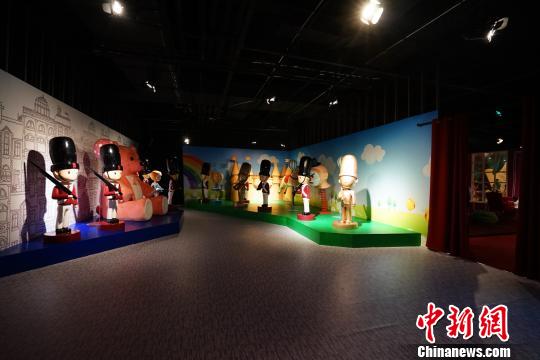 展览分为六大主题呈现，图为展厅内的小锡兵卡通形象 徐正刚 摄