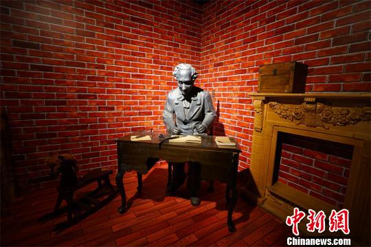 第一展厅展现童话世界的发源地——安徒生的书房 徐正刚 摄