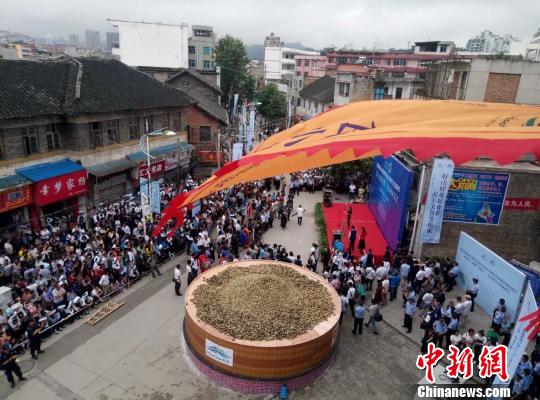 经上海大世界基尼斯总部认证的“最大木质蒸笼”。陈威 摄