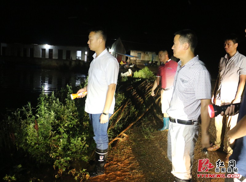 张奕夜间督查白羊水库险情处置工作