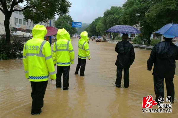 平江:民警用身体作活路标 奋战抗洪抢险一线