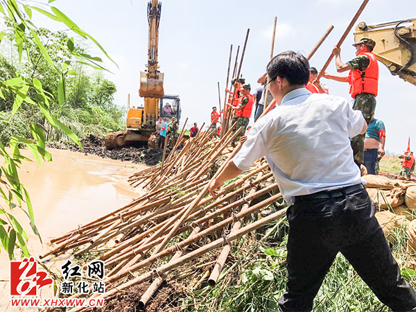 新化抗洪抢险一线:飘在洪峰浪尖的党旗_湖南频