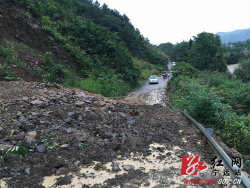 宁远县鲤溪镇迅速处理一起山体滑坡