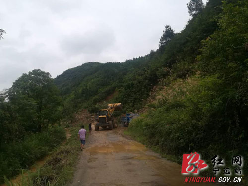 宁远县鲤溪镇迅速处理一起山体滑坡