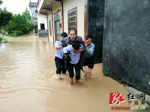 宁远柏家坪镇积极救助受灾群众