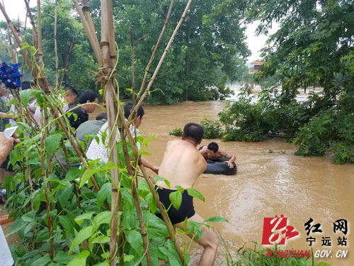 宁远柏家坪镇积极救助受灾群众