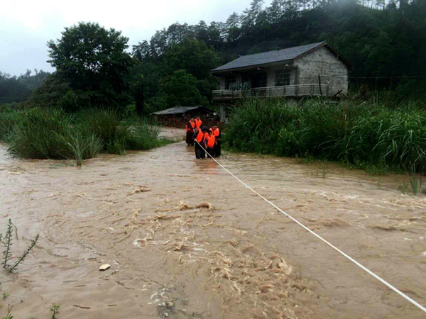 7月1日下午，水势大涨直逼万佛山镇中团村罗铺组，干群齐心协力，转移被困群众，安置到安全地带。
