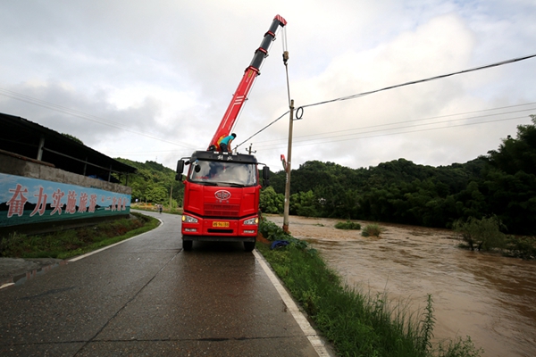 7月1日16时通信部门在寨上至皇都路段上紧急抢修加固危险电杆