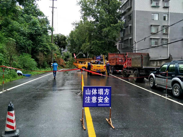 7月1日17时，电力部门在原县造纸厂小区前路段抢修因山体塌方压倒的线路