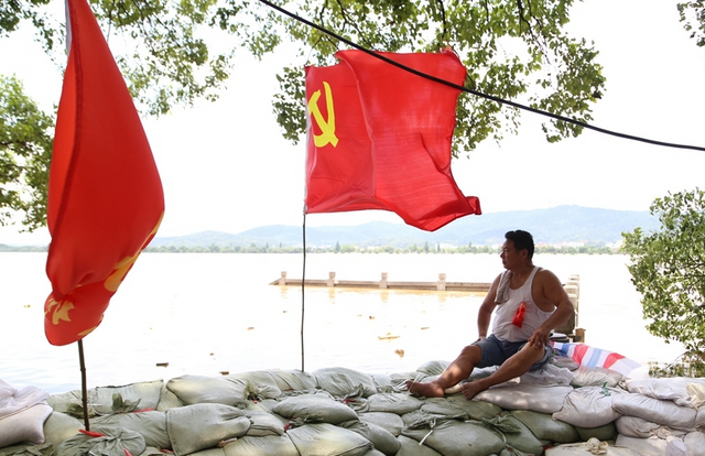 Volunteers Fight Against Floods Together