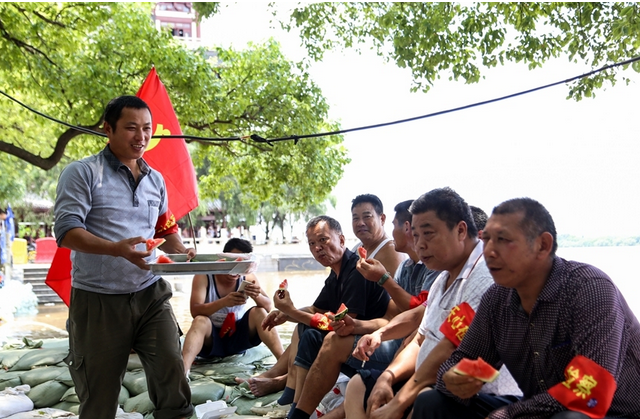 Volunteers Fight Against Floods Together